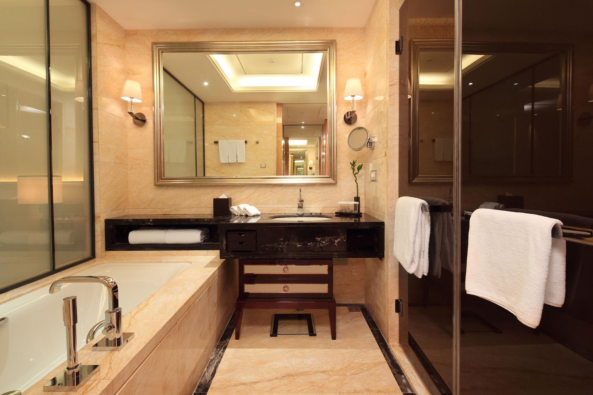 Hilton Guangzhou Baiyun - Free Shuttle For Canton Fair Period, Close To Luhu Golf Club & Leather Market Exterior foto