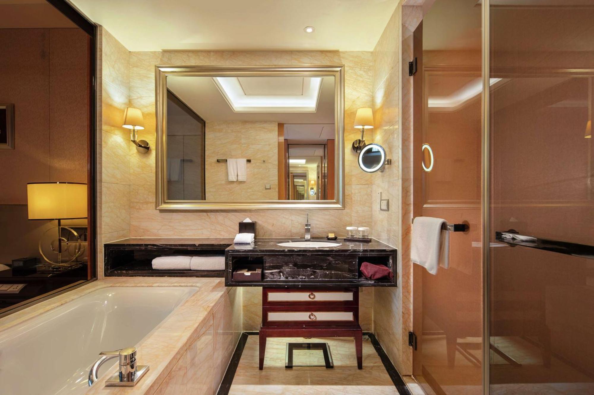 Hilton Guangzhou Baiyun - Free Shuttle For Canton Fair Period, Close To Luhu Golf Club & Leather Market Exterior foto