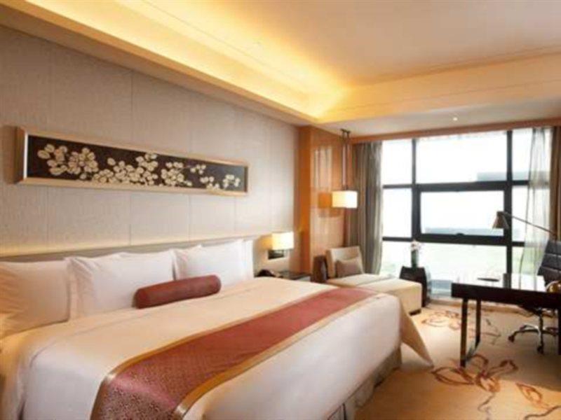 Hilton Guangzhou Baiyun - Free Shuttle For Canton Fair Period, Close To Luhu Golf Club & Leather Market Exterior foto
